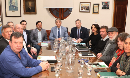 El Gobierno ofreció a los estatales aumentos del 15% con mínimos garantizados para el segundo semestre del año. El Gobierno ofreció a los estatales aumentos del 15% con mínimos garantizados para el segundo semestre del año.
