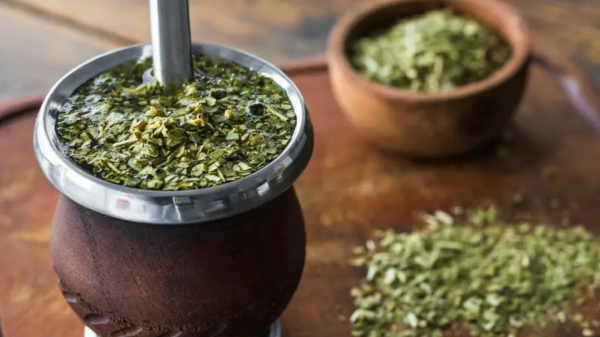 Un buen mate, una pausa necesaria y el mundo que puede esperar. Un buen mate, una pausa necesaria y el mundo que puede esperar.