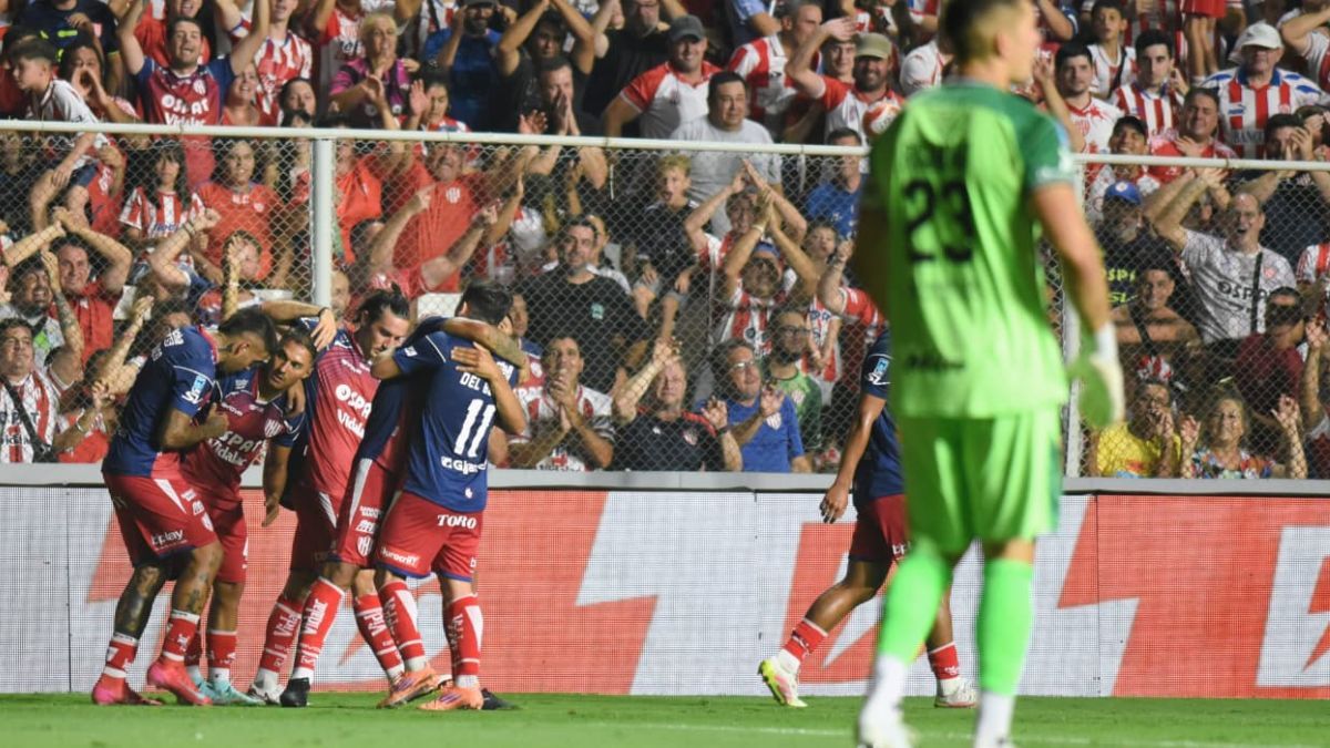 Unión goleó 4 a 0 a Gimnasia y Esgrima de Mendoza y logró su primer triunfo del año.