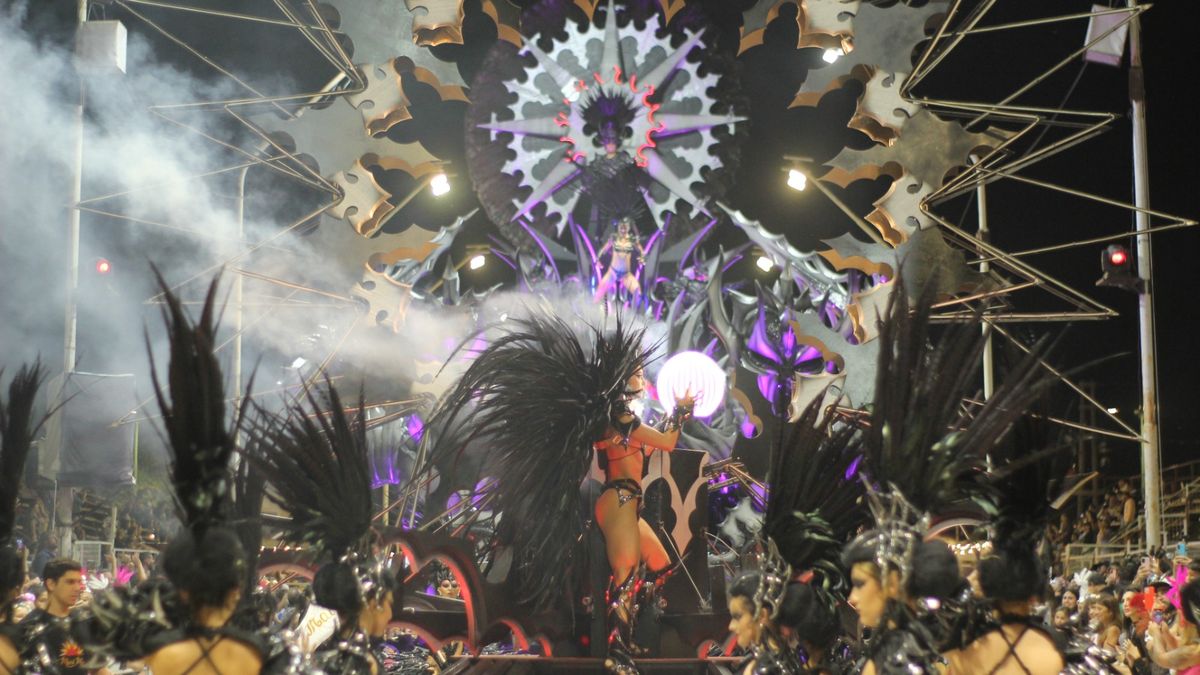 La última noche del carnaval, testigo de la asistencia de más de 25.000 personas, marcó el fin de una temporada inolvidable. La última noche del carnaval, testigo de la asistencia de más de 25.000 personas, marcó el fin de una temporada inolvidable.