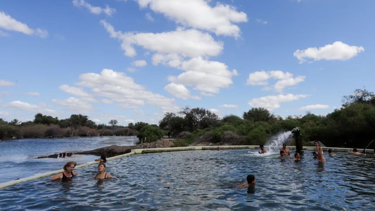 El piletón termal y el paisaje árido crean una experiencia única a pocos kilómetros de Serrezuela. El piletón termal y el paisaje árido crean una experiencia única a pocos kilómetros de Serrezuela.