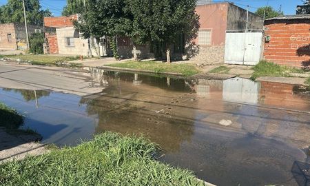 En Padre Quiroga al 2000 el agua estancada cubre toda la calle y los vecinos exigen una intervención urgente. En Padre Quiroga al 2000 el agua estancada cubre toda la calle y los vecinos exigen una intervención urgente.