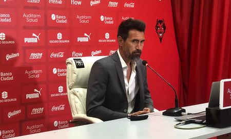 Eduardo Domínguez es nuevo entrenador de Independiente. El Barba acordó un vínculo por un año y volverá a la institución por la que tuvo un paso como jugador. Eduardo Domínguez es nuevo entrenador de Independiente. El Barba acordó un vínculo por un año y volverá a la institución por la que tuvo un paso como jugador.