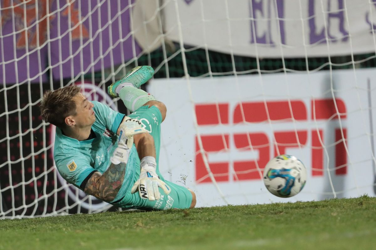 Thiago Cardozo voló en dos oportunidades para contener los remates que le dieron la victoria a Unión. Thiago Cardozo voló en dos oportunidades para contener los remates que le dieron la victoria a Unión.