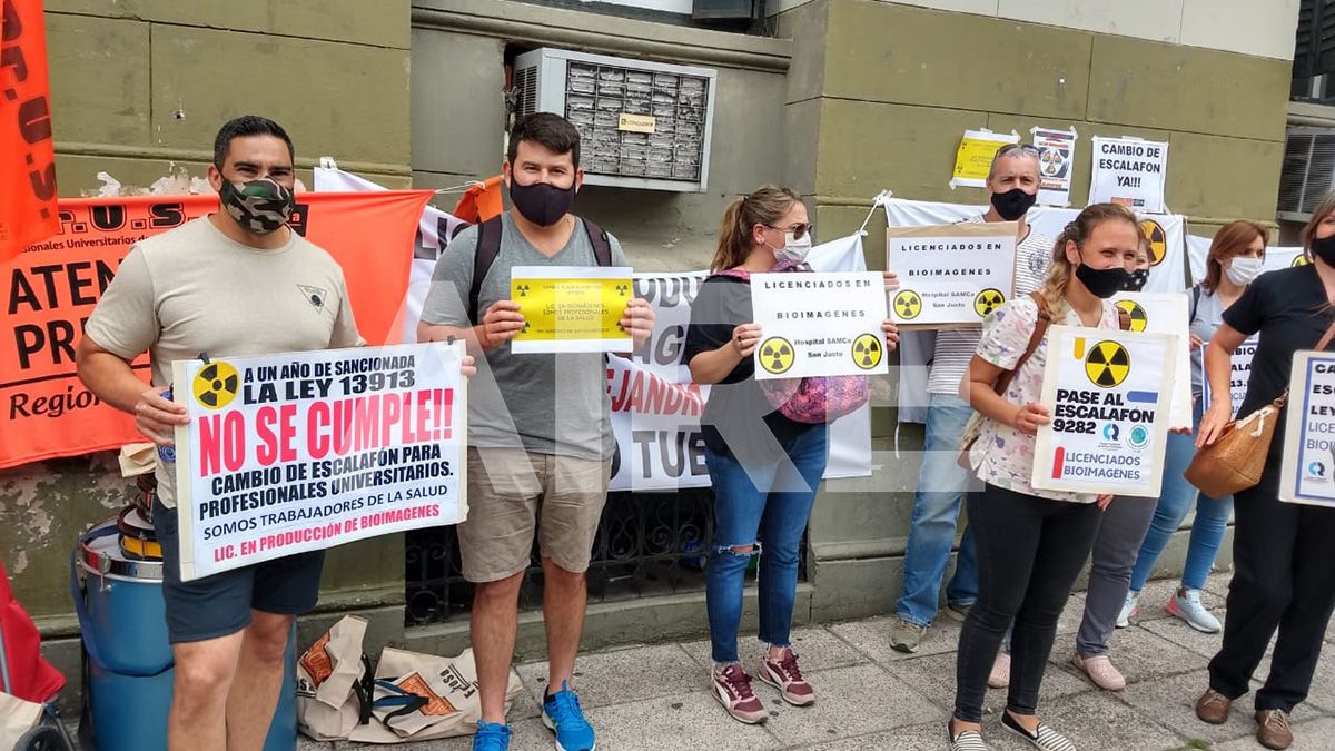 Los trabajadores de la salud reclamaron por el cumplimiento de la ley 13.913 de escalafón.