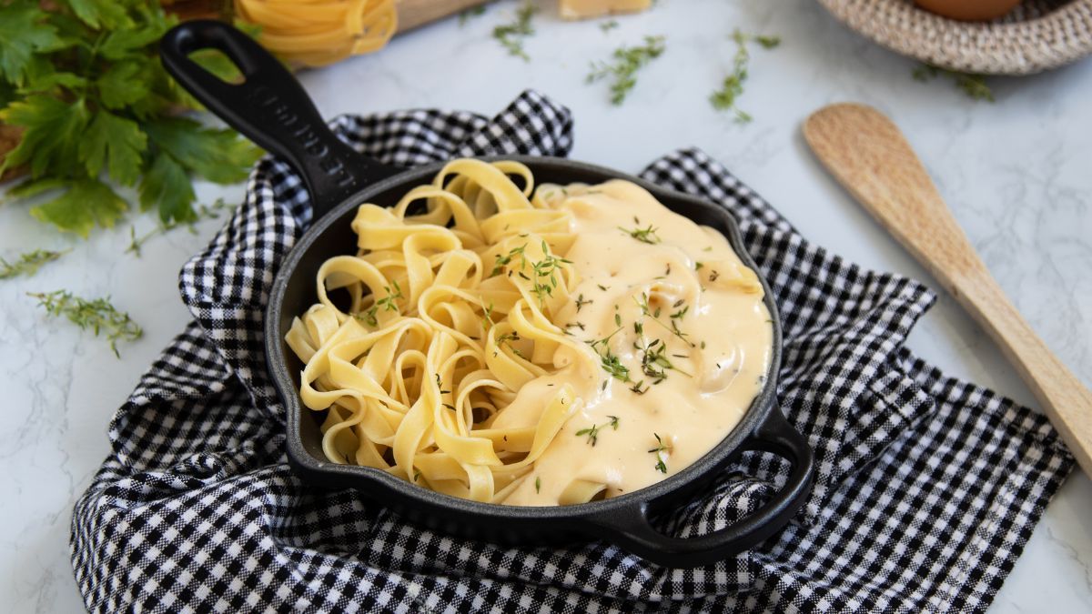 Con crema, manteca y parmesano, esta salsa cremosa se prepara en pocos pasos y le da un sabor irresistible a fideos, vegetales y hasta carnes. Con crema, manteca y parmesano, esta salsa cremosa se prepara en pocos pasos y le da un sabor irresistible a fideos, vegetales y hasta carnes.