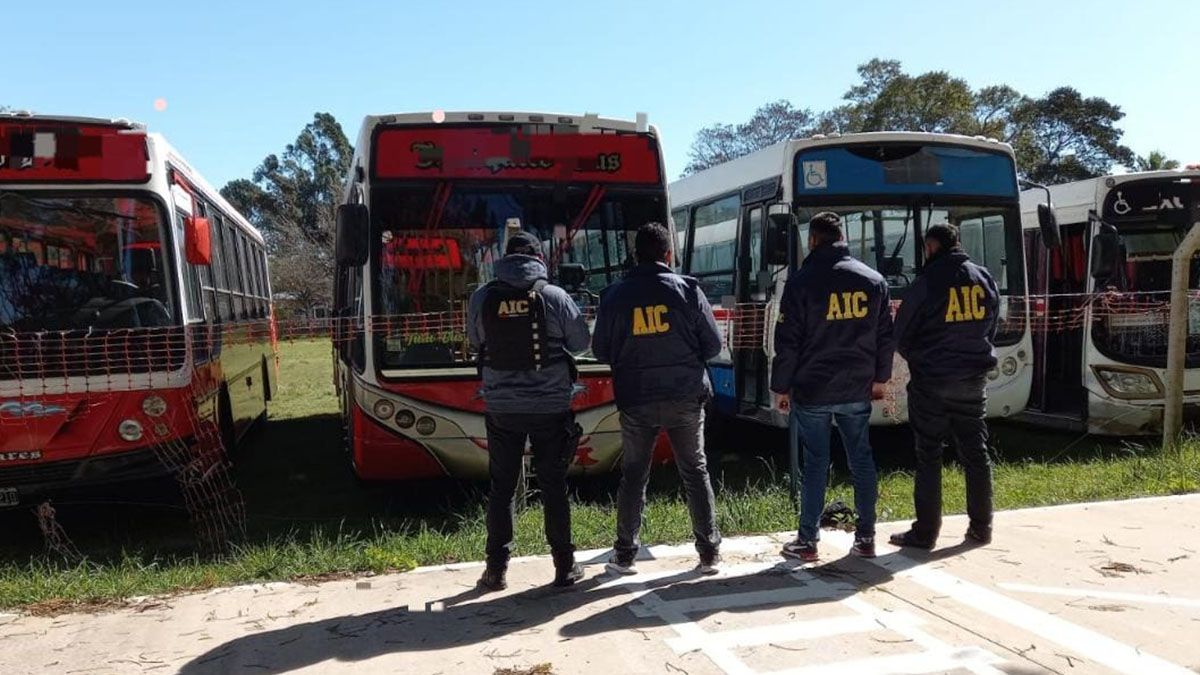 La Agencia de Investigacón Criminal secuestró cinco colectivos.