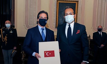 El presidente de Uruguay, Luis Lacalle Pou junto al embajador de Turquía en el país, Hüseyin Müftüoğlu. El presidente de Uruguay, Luis Lacalle Pou junto al embajador de Turquía en el país, Hüseyin Müftüoğlu.