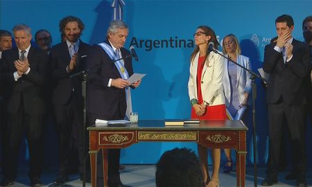 Jura de la abogada Elizabeth Gómez Alcorta (Ministerio de la Mujer, Género y Diversidad). Jura de la abogada Elizabeth Gómez Alcorta (Ministerio de la Mujer, Género y Diversidad).