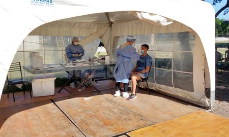 En la provincia de Santa Fe existe preocupación, aunque en comparación con Córdoba la situación es leve. Desde la cartera sanitaria resaltan el alto porcentaje de vacunación y el bajo el nivel de ocupación en los hospitales. En la provincia de Santa Fe existe preocupación, aunque en comparación con Córdoba la situación es leve. Desde la cartera sanitaria resaltan el alto porcentaje de vacunación y el bajo el nivel de ocupación en los hospitales.