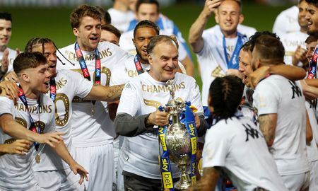Marcelo Bielsa fue despedido del Leeds United por malos resultados y los referentes del plantel le dedicaron mensajes en redes sociales. Marcelo Bielsa fue despedido del Leeds United por malos resultados y los referentes del plantel le dedicaron mensajes en redes sociales.