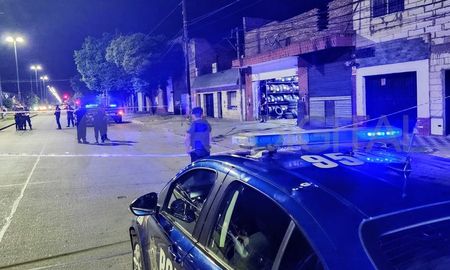 En noviembre, la misma gomería había sido atacada a balazos y había resultado herido un hombre de 70 años. En noviembre, la misma gomería había sido atacada a balazos y había resultado herido un hombre de 70 años.
