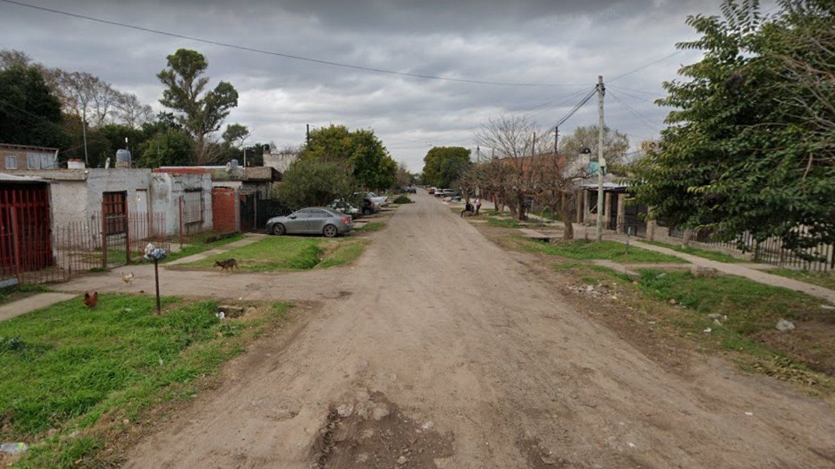 El joven estaba con dos amigos en la vereda de una casa situada en el pasaje 1717 al 7400