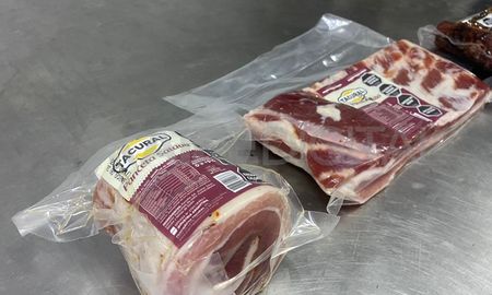 El bacon es un producto clave en la cocina contemporánea y Tacural lo produce salado, arrollado o ahumado. El bacon es un producto clave en la cocina contemporánea y Tacural lo produce salado, arrollado o ahumado.