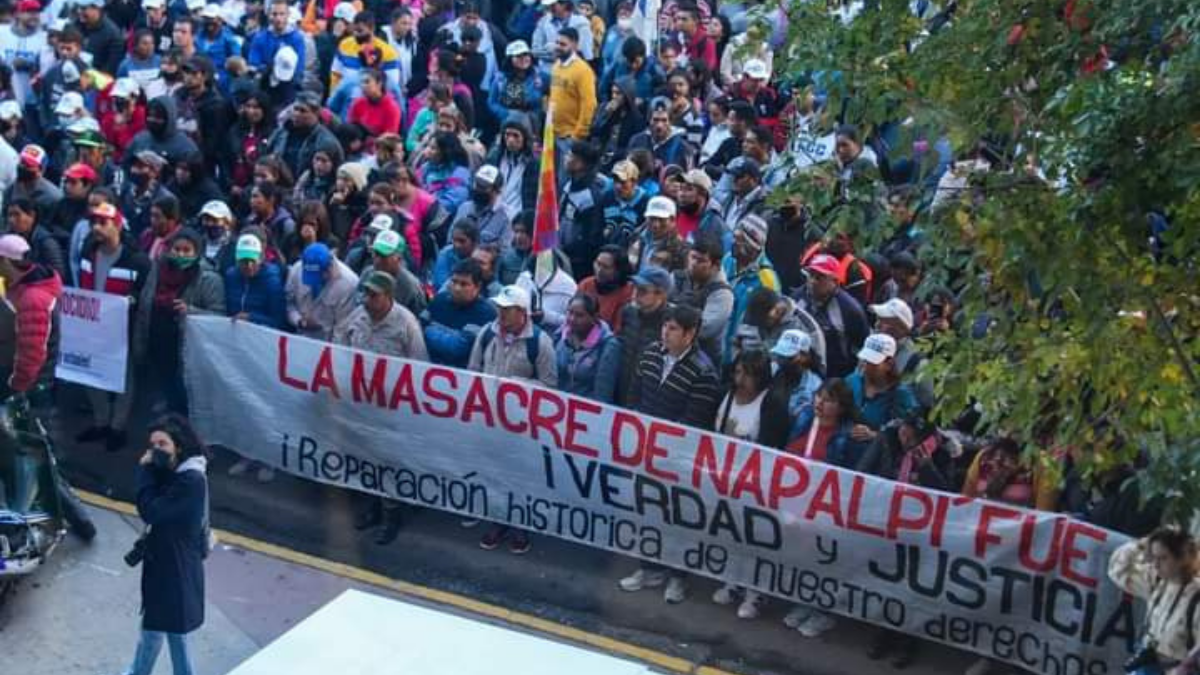 En las afueras del edificio de tribunales, cientos de personas aguardaban el veredicto.