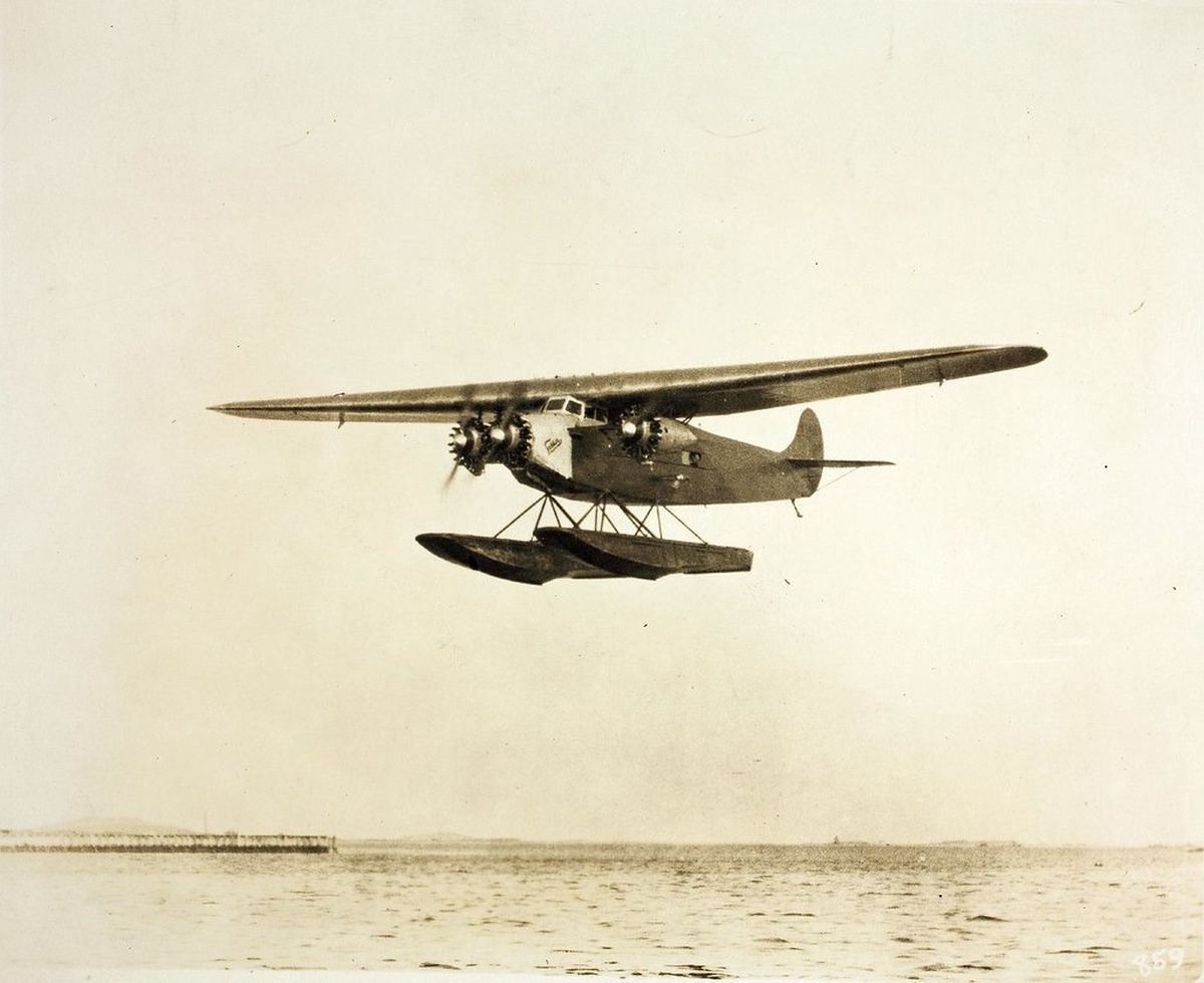 El 17 de junio de 1928, Amelia acompañó como pasajera al piloto Wilmer Lower Stultz y al mecánico Louis Edward Gordon en este trimotor Fokker F.VIIb /3m llamado Friendship (Amistad), equipado con flotadores (que reemplazaron al tren de aterrizaje convencional), y se convirtió en la primera mujer que cruzó el Atlántico al completar la ruta Terranova-Gales.