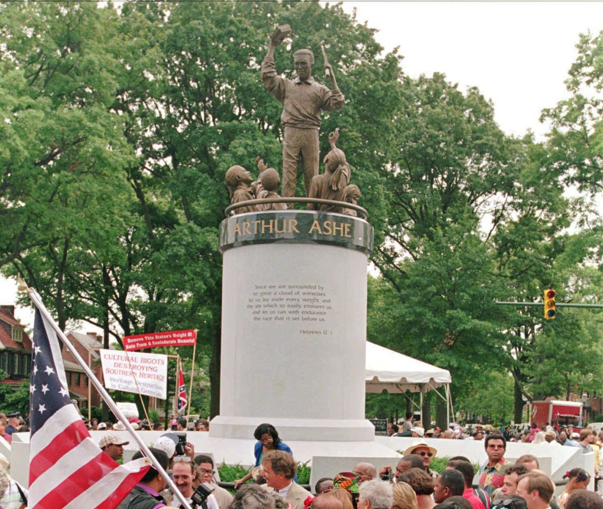 En su Richmond natal se erigió una estatua que perpetúa su memoria, obra del artista local Paul DiPasquale, e inaugurada el 10 de julio de 1996. La escultura de bronce mide 3,7 metros, y representa a Arthur sosteniendo una raqueta de tenis en una mano y libros en la otra, rodeado de niños. Los libros se elevan más alto que la raqueta, lo que fue solicitado expresamente por el propio Ashe, quien destacaba la importancia de la educación. En su Richmond natal se erigió una estatua que perpetúa su memoria, obra del artista local Paul DiPasquale, e inaugurada el 10 de julio de 1996. La escultura de bronce mide 3,7 metros, y representa a Arthur sosteniendo una raqueta de tenis en una mano y libros en la otra, rodeado de niños. Los libros se elevan más alto que la raqueta, lo que fue solicitado expresamente por el propio Ashe, quien destacaba la importancia de la educación.