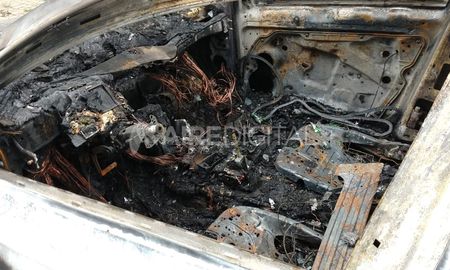 El auto incendiado se encontraba estacionado en Hipólito Irigoyen al 3400.
