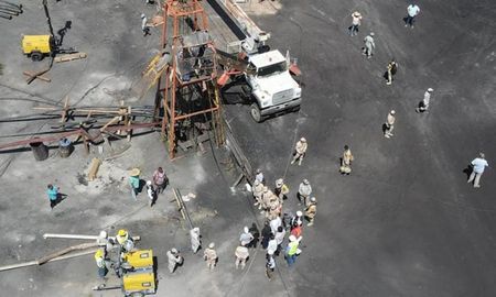 Siguen trabajando para rescatar a los mineros atrapados en Coahuila, México. Siguen trabajando para rescatar a los mineros atrapados en Coahuila, México.