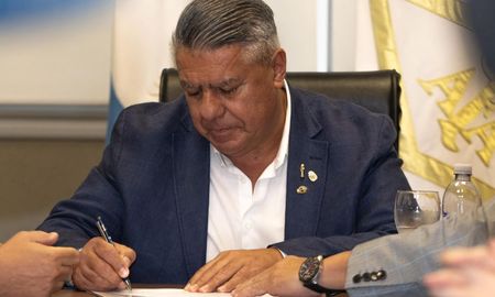 La cooperadora del Hospital Penna de Bahía Blanca ratificó su denuncia pública respecto de un presunto faltante de $108.000.000 que le reclaman a la Asociación del Fútbol Argentino (AFA). La cooperadora del Hospital Penna de Bahía Blanca ratificó su denuncia pública respecto de un presunto faltante de $108.000.000 que le reclaman a la Asociación del Fútbol Argentino (AFA).