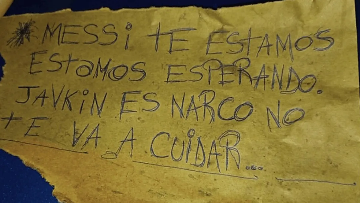 Un papel rudimentario y un mensaje para Lionel Messi. Con esto, los atacantes lograron repercusión internacional.