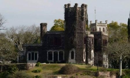 El Castillo de Obligado se alza sobre una barranca con vista al río Paraná. El Castillo de Obligado se alza sobre una barranca con vista al río Paraná.