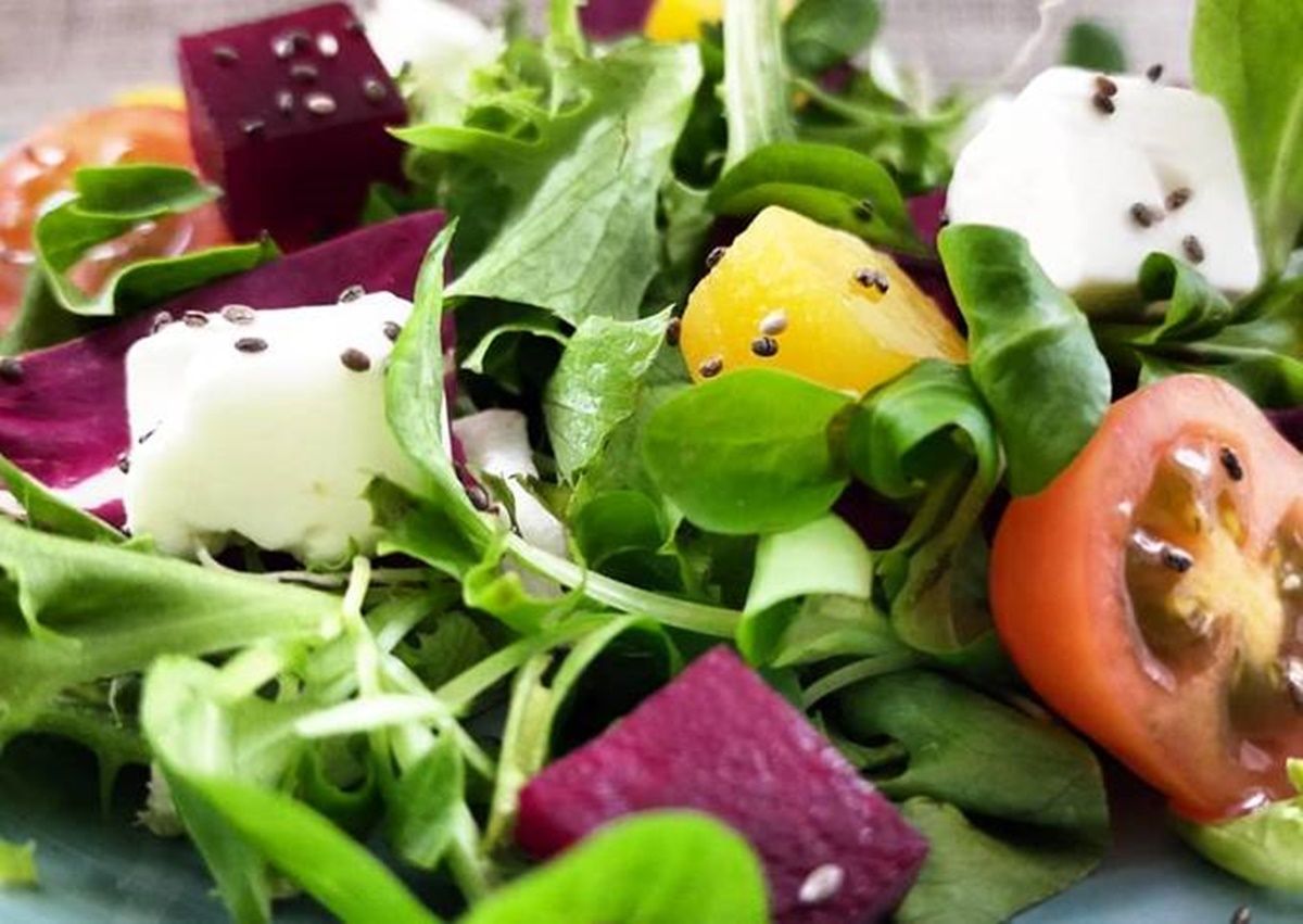 Las ensaladas pueden ser muy versátiles y se pueden preparar de muchas formas diferentes.