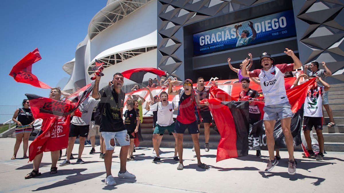 Los hinchas sabaleros arribaron a la ciudad de Santiago del Estero para alentar al plantel de Colón en su encuentro con River.