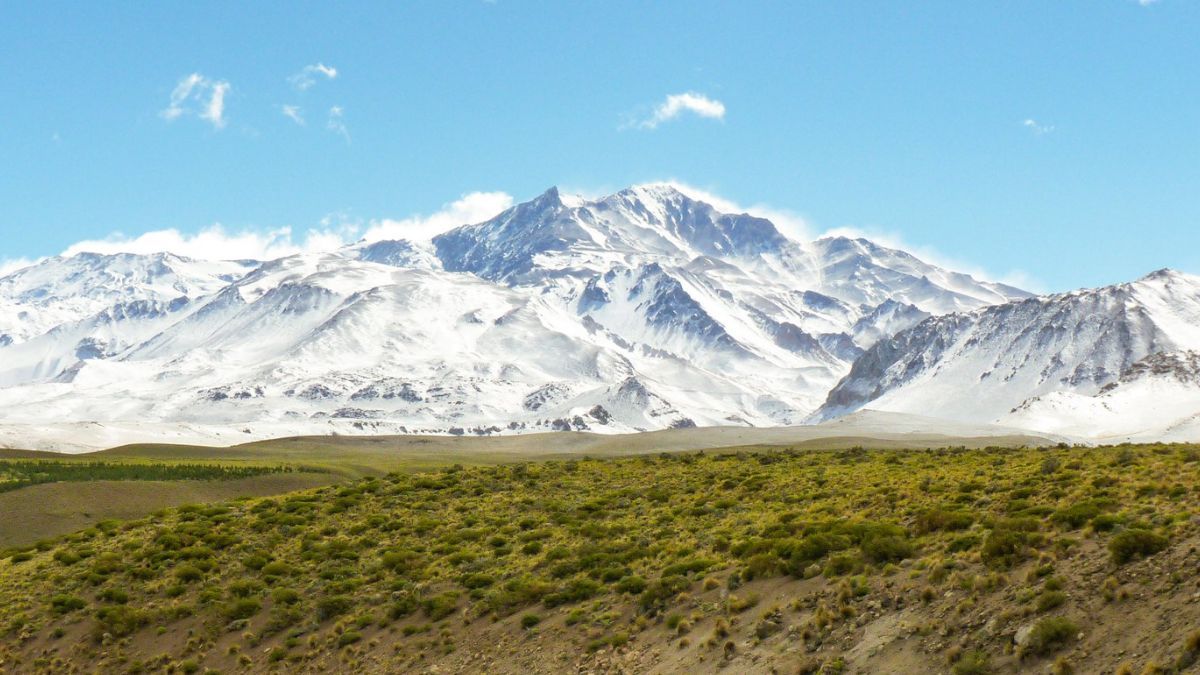 El volcán Domuyo supera en altura al famoso volcán Lanín por casi mil metros, consolidándose como la cumbre más alta de toda la Patagonia, a pesar de no tener la clásica forma de cono perfecta. El volcán Domuyo supera en altura al famoso volcán Lanín por casi mil metros, consolidándose como la cumbre más alta de toda la Patagonia, a pesar de no tener la clásica forma de cono perfecta.