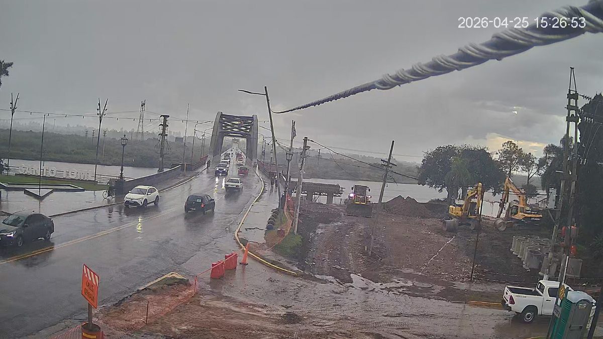 La situación en el Puente Carretero tras el fin del operativo policial de rescate del hombre subido a uno de los arcos. La situación en el Puente Carretero tras el fin del operativo policial de rescate del hombre subido a uno de los arcos.