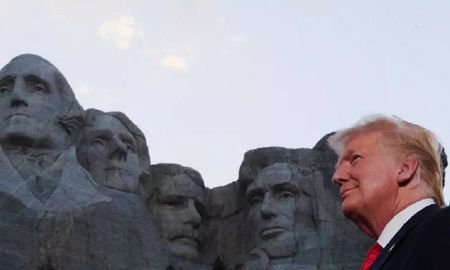 El presidente estadounidense, Donald Trump, frente al Monte Rushmore en las celebraciones previas al Día de la Independencia de los Estados Unidos, en Dakota del Sur, el 3 de julio de 2020. © REUTERS / Tom Brenner El presidente estadounidense, Donald Trump, frente al Monte Rushmore en las celebraciones previas al Día de la Independencia de los Estados Unidos, en Dakota del Sur, el 3 de julio de 2020. © REUTERS / Tom Brenner