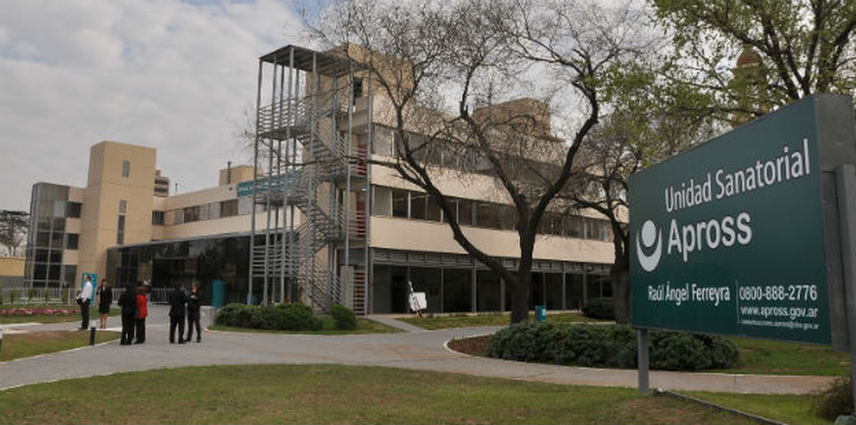 Tras el accidente, el menor sufrió dos paros cardiorrespiratorios y en un primer momento, fue trasladado al Hospital Ferreyra, adonde llegó con ahogamiento y asfixia. El equipo médico logró extraerle el chupetín e intubarlo.