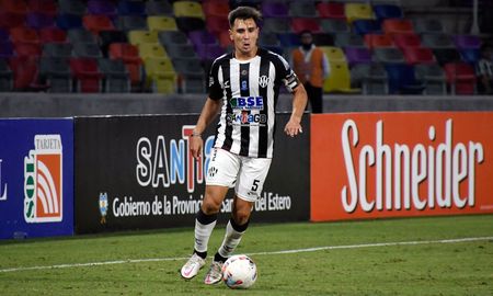 Colón quiere sumar a Cristian Vega, de Central Córdoba, a préstamo y el equipo santiagueño se mostró conforme con el ofrecimiento hecho por el Sabalero. El mediocampista fue uno de los pedidos por Julio César Falcioni. Colón quiere sumar a Cristian Vega, de Central Córdoba, a préstamo y el equipo santiagueño se mostró conforme con el ofrecimiento hecho por el Sabalero. El mediocampista fue uno de los pedidos por Julio César Falcioni.