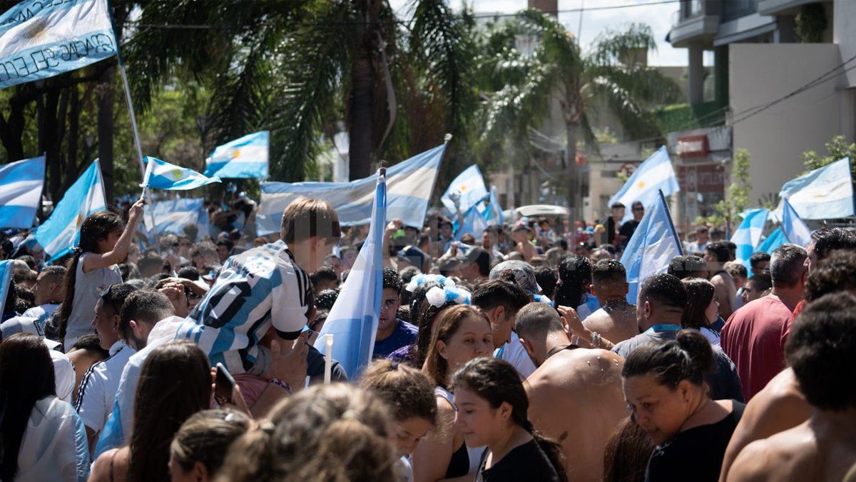 La bandera argentina flaméo toda la tarde a lo largo de Bulevar.