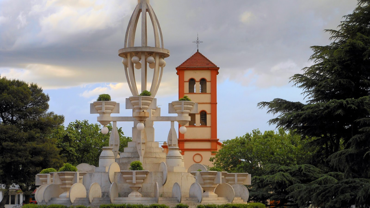 Uno de los principales atractivos de toda la localidad son sus edificios y monumentos con una increíble arquitectura. Uno de los principales atractivos de toda la localidad son sus edificios y monumentos con una increíble arquitectura.