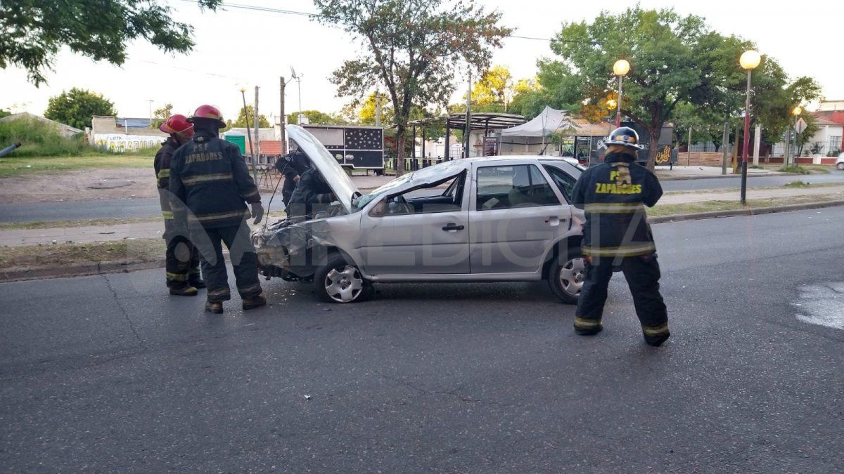 Los Bomberos Zapadores sacaron al automovilista del coche y luego pusieron el vehículo de pie nuevamente.