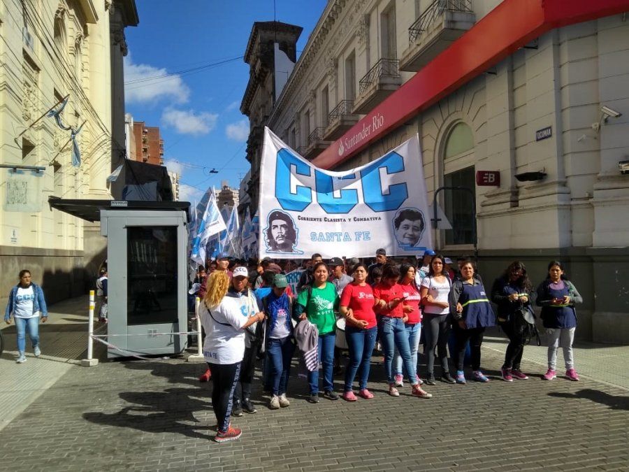 Desde la Corriente Clasista y Combativa (CCC) de Santa Fe señalaron que “poco más de 4600 beneficiarias/os del programa "Volver al Trabajo" en la ciudad de Santa Fe perderán el mes próximo la ayuda social de ANSES. Desde la Corriente Clasista y Combativa (CCC) de Santa Fe señalaron que “poco más de 4600 beneficiarias/os del programa "Volver al Trabajo" en la ciudad de Santa Fe perderán el mes próximo la ayuda social de ANSES.