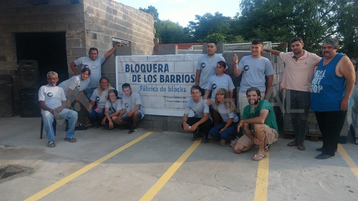Desde el club Apache el móvil de Aire de Santa Fe dialogó con los responsables de encabezar este proyecto que este viernes se formalizó con la inauguración oficial de la cooperativa de bloques de hormigón.