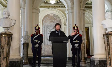 El actual mandatario indicó que Menem “nos inspiró a quienes creemos en la libertad a seguir su ejemplo”. El actual mandatario indicó que Menem “nos inspiró a quienes creemos en la libertad a seguir su ejemplo”.