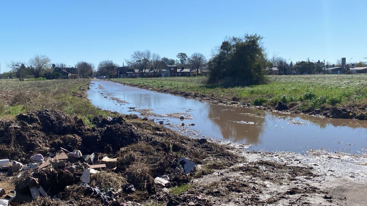 Los colectivos no ingresan al barrio debido a la acumulación de agua y barro en la calle. Los colectivos no ingresan al barrio debido a la acumulación de agua y barro en la calle.