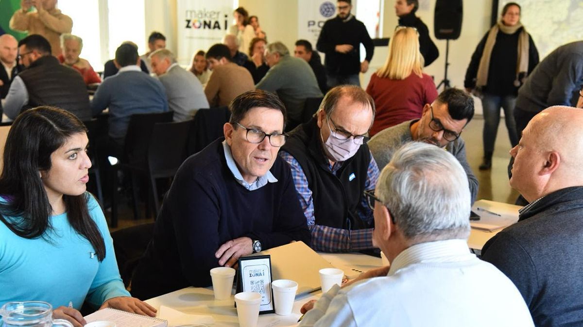 El gobierno de Santa Fe llevó adelante el segundo plenario del año del Consejo Económico y Social, una instancia que convoca a diferentes actores de la sociedad civil para que aporten su mirada respecto a los temas prioritarios de la agenda pública. El gobierno de Santa Fe llevó adelante el segundo plenario del año del Consejo Económico y Social, una instancia que convoca a diferentes actores de la sociedad civil para que aporten su mirada respecto a los temas prioritarios de la agenda pública.