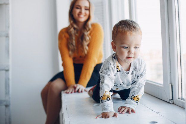 madre sentada casa su pequeno hijo_1157 18456.jpg