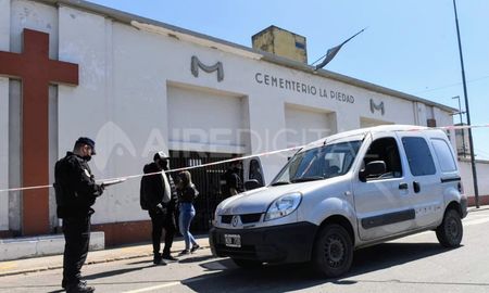 Un joven recibió un disparo en la cabeza mientras se realizaba la sepultura de otro sujeto, asesinado el pasado viernes en la ciudad de Rosario. Un joven recibió un disparo en la cabeza mientras se realizaba la sepultura de otro sujeto, asesinado el pasado viernes en la ciudad de Rosario.