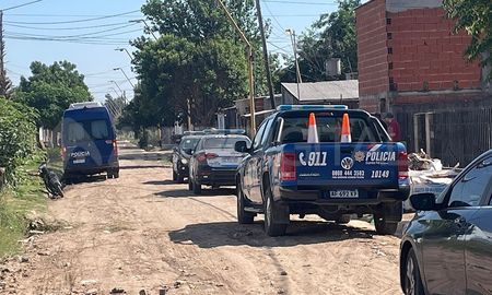 Policías y peritos llegaron al lugar para analizar la escena del crimen. Policías y peritos llegaron al lugar para analizar la escena del crimen.