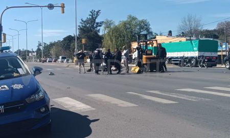 La adolescente de 16 años se encuentra internada en el hospital Cullen luego de que la moto en la que viajaba como acompañante chocara con un zampi en la ruta 1. La adolescente de 16 años se encuentra internada en el hospital Cullen luego de que la moto en la que viajaba como acompañante chocara con un zampi en la ruta 1.