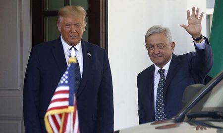 El primer encuentro entre el presidente de M&eacute;xico, Andr&eacute;s Manuel L&oacute;pez Obrador y el mandatario estadounidense Donald Trump.