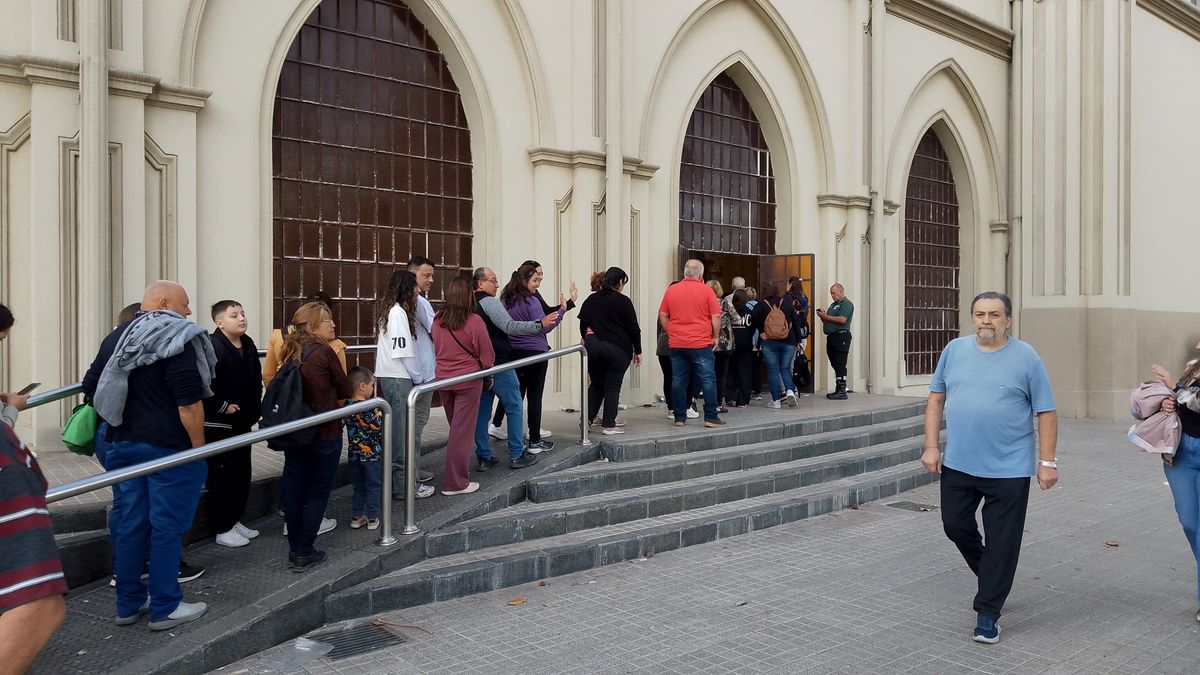 Desde ya muy temprano, fieles reunieron miles de fieles en la Basílica. Desde ya muy temprano, fieles reunieron miles de fieles en la Basílica.
