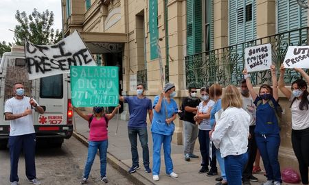 Los profesionales de enfermería del Cullen reclaman el pago del bono de Nación. Los profesionales de enfermería del Cullen reclaman el pago del bono de Nación.