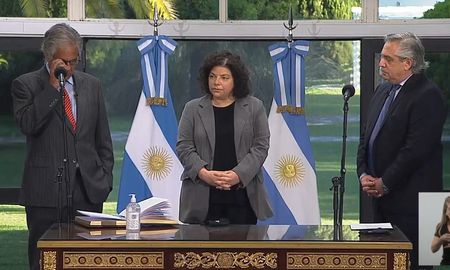 En un breve acto en Quinta de Olivos, Alberto Fernández le tomó juramento a Carla Vizzotti como nueva ministra de Salud. En un breve acto en Quinta de Olivos, Alberto Fernández le tomó juramento a Carla Vizzotti como nueva ministra de Salud.