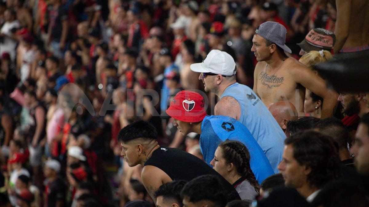 En redes sociales circulan varias imágenes que muestran la falta de controles que permitieron el ingreso de cientos de hinchas sin entradas al Estadio Único de Santiago del Estero.